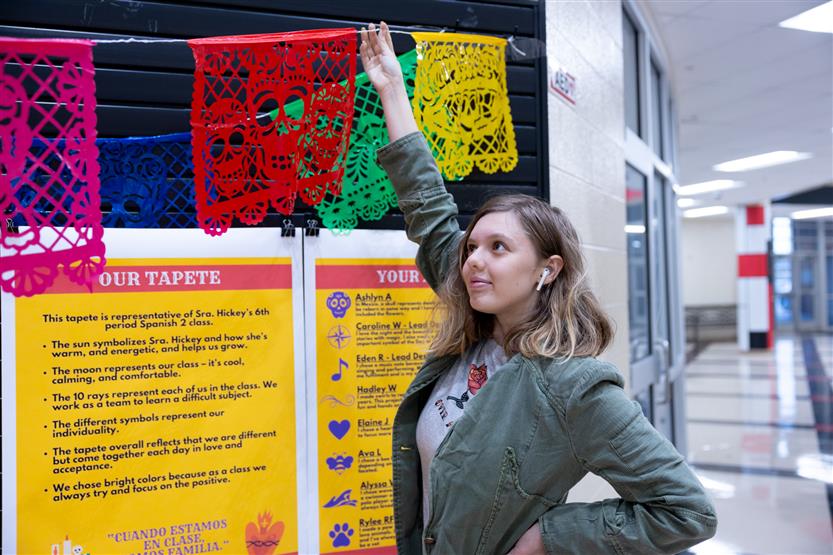 Students make a tapete